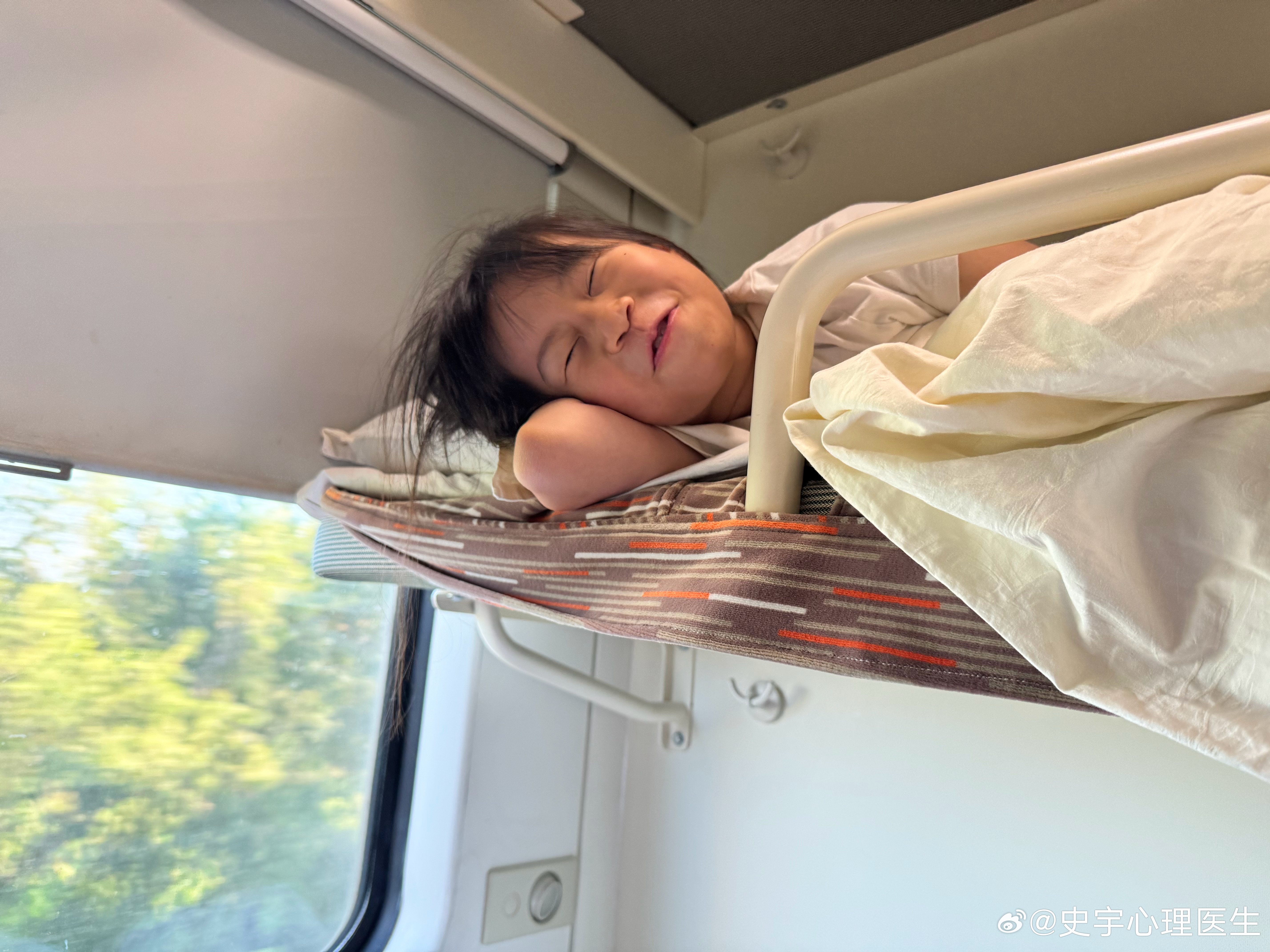 现在的小学生已经是庞然大物了已经能占满一整张床了。我妈是心理医生史宇心理医生 长