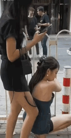 图一：小姐姐这样做，是为了告诉别人自己身材好吗？
图二：果然，什么样的人养出什么