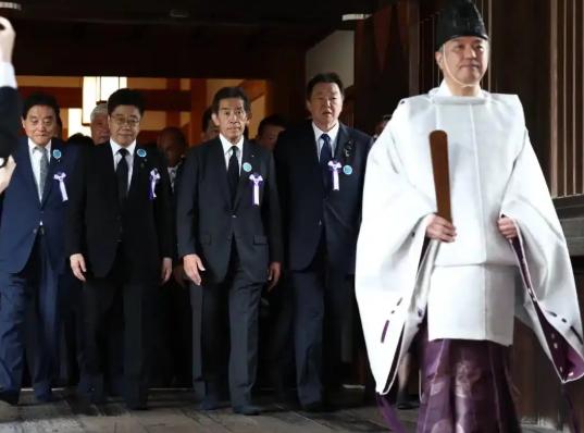 太解气了，外交部终于出手了！将日本靖国神社改称“战犯神社”。战犯牌位不移出去，“
