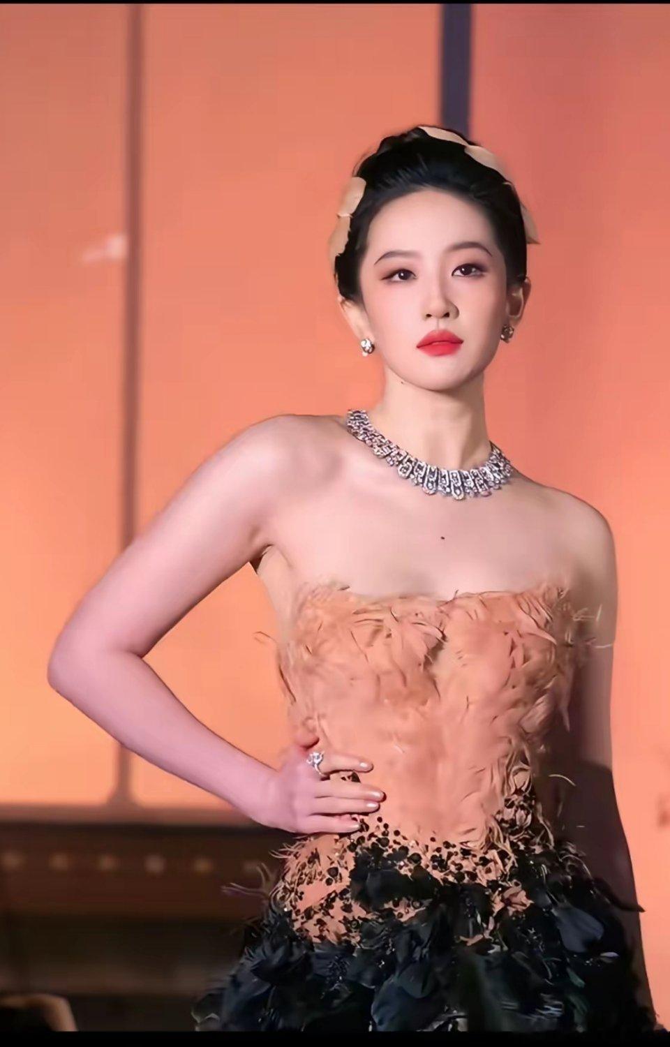 刘亦菲和迪丽热巴这样一对比颜值差距还是挺明显的 ​​​