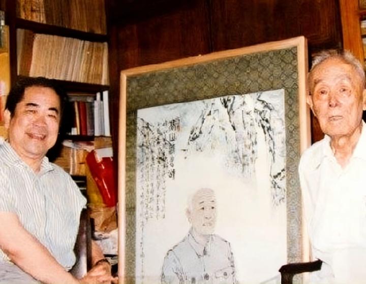 2005年，画家范曾前往北京301医院看望季羡林先生的场景。两人的交谊始于20世