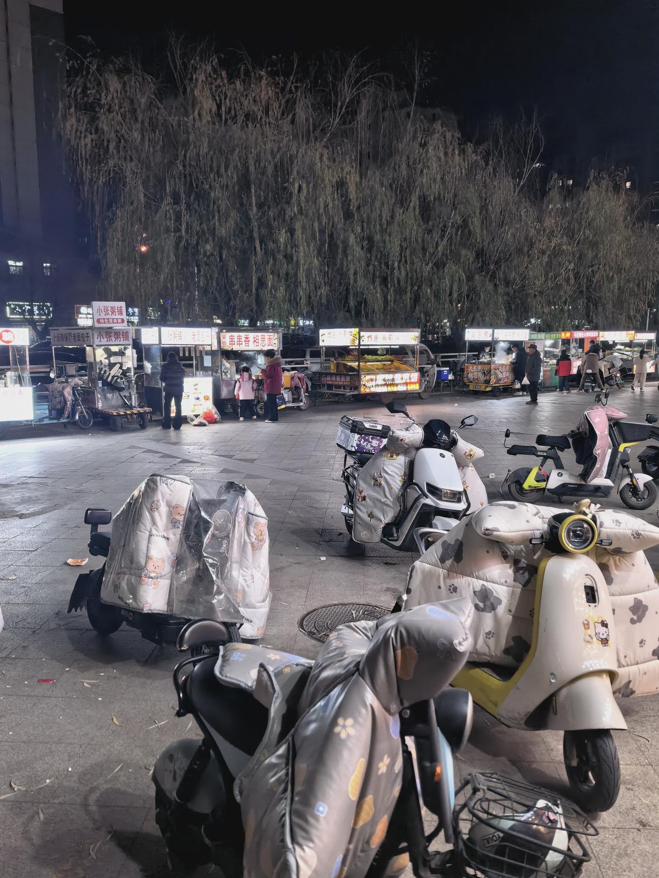 现在是周末晚上六点左右，一排的小吃摊，在市区人流最多的区域，此时孩子围着最多的是