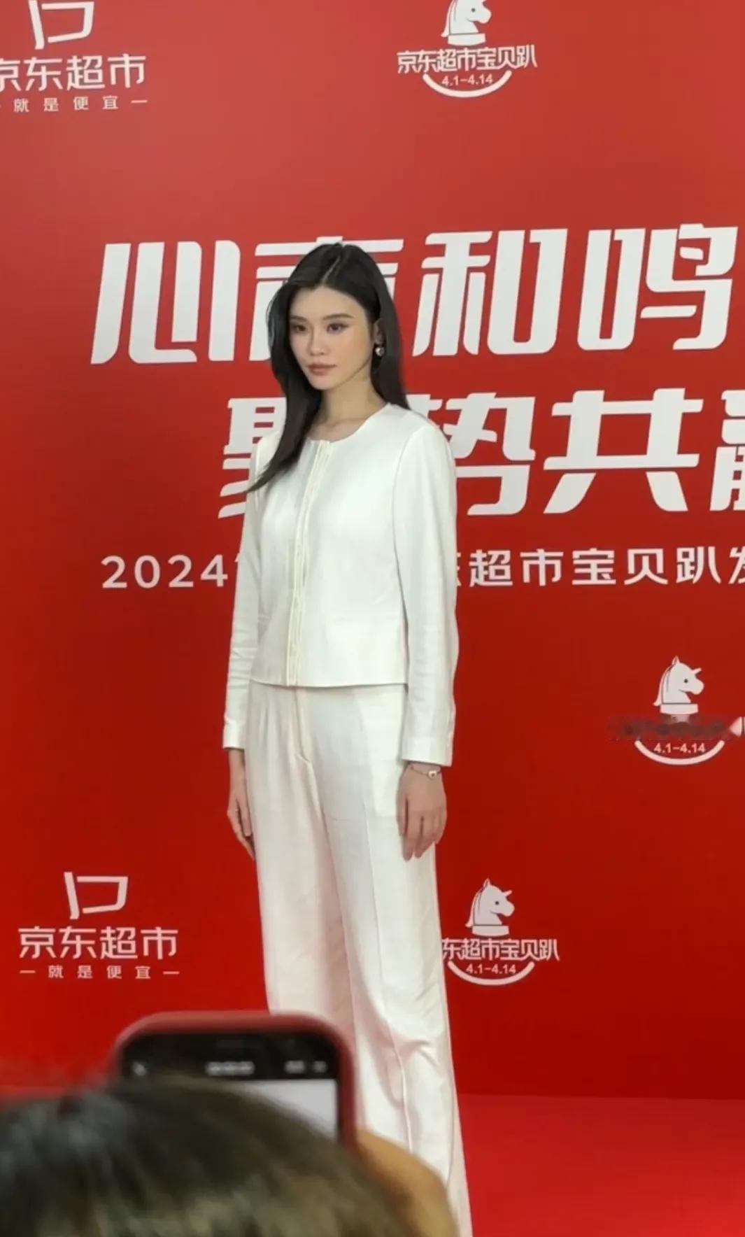京东总部偶遇奚梦瑶
不愧是超模
站在那里就气场十足，很强大
奚梦瑶现在这张脸真的