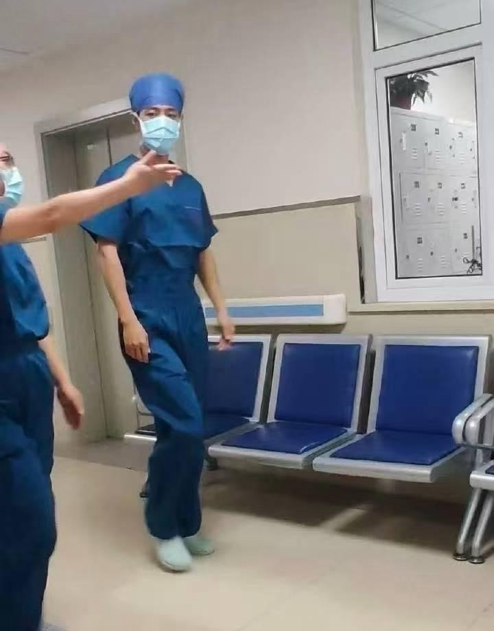 肖战小城良方路透来了，我亮哥这身也是最亮眼的仔。 ​​​