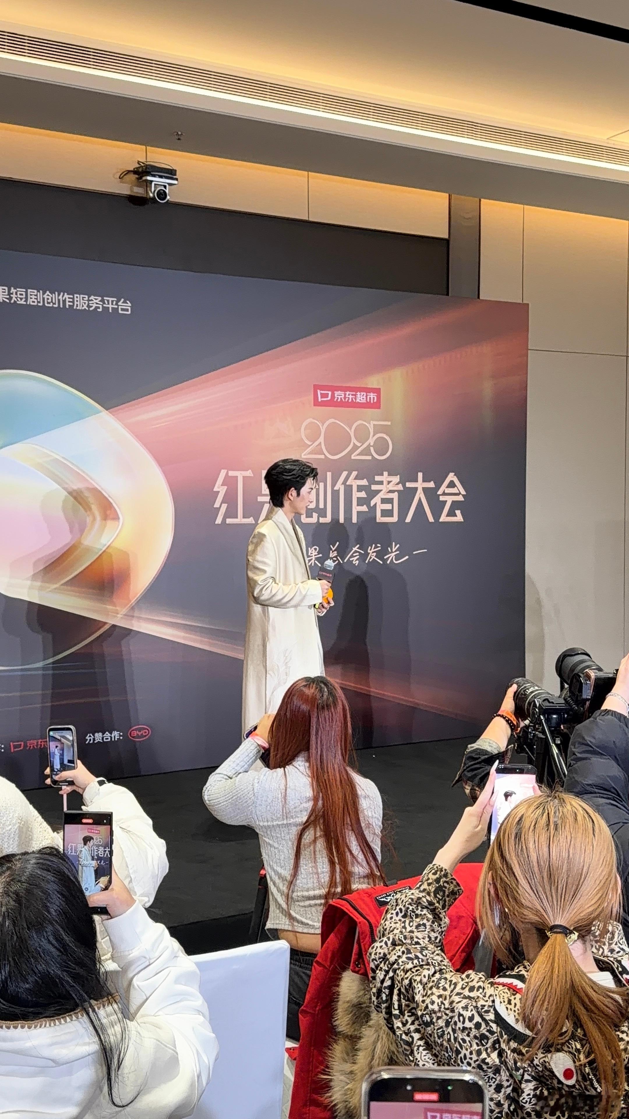 陈添祥气场全开 鎏光盛典名场面预定！陈添祥气场全开自带高光，沉稳又耀眼，果然永远