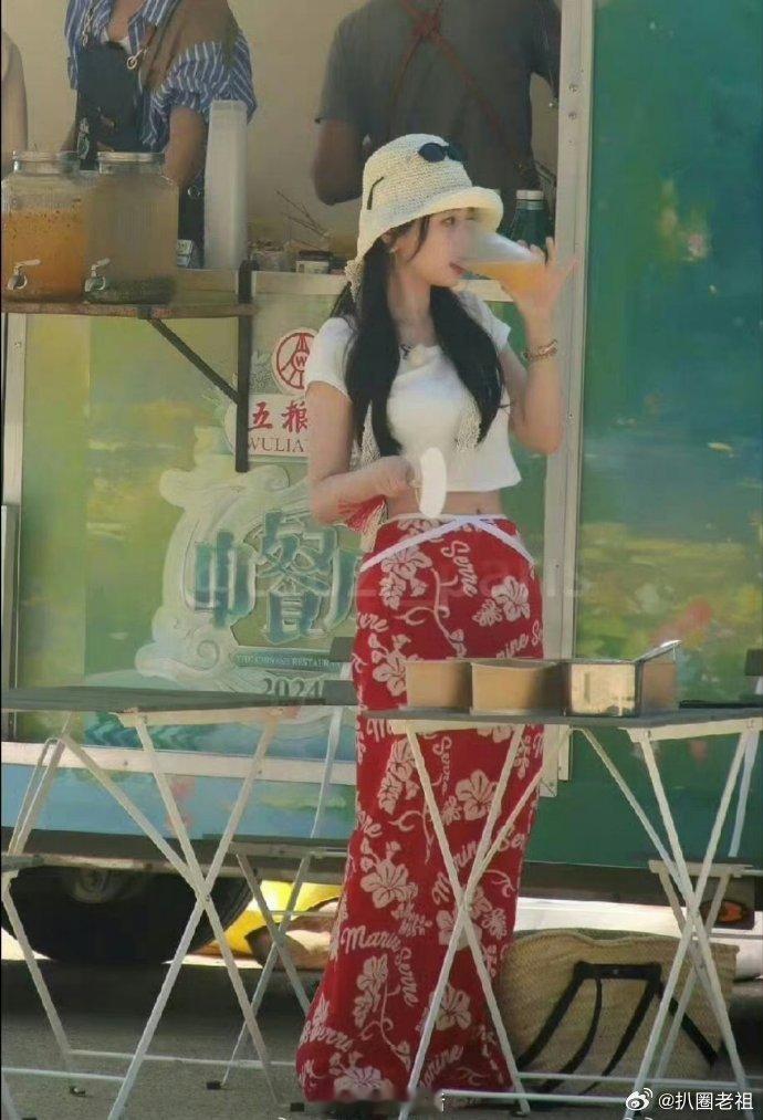 虞书欣，露腰可以看出腰，有人说他小肚子很凸显，女生谁没有小肚子[允悲]腹部脂肪的