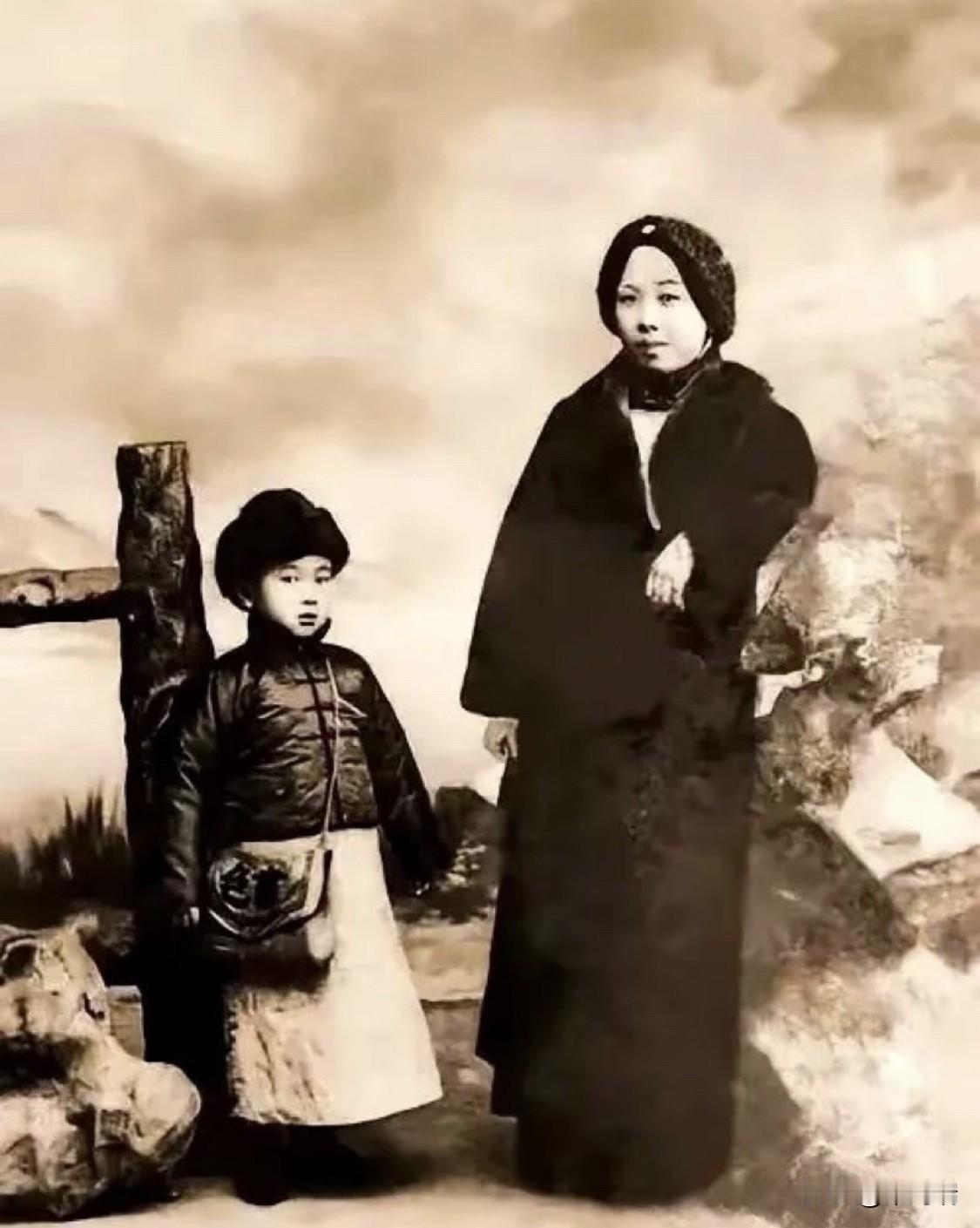 这张照片是钱学森与母亲章兰娟的珍贵合影，拍摄于1917年或1918年，当时钱学森