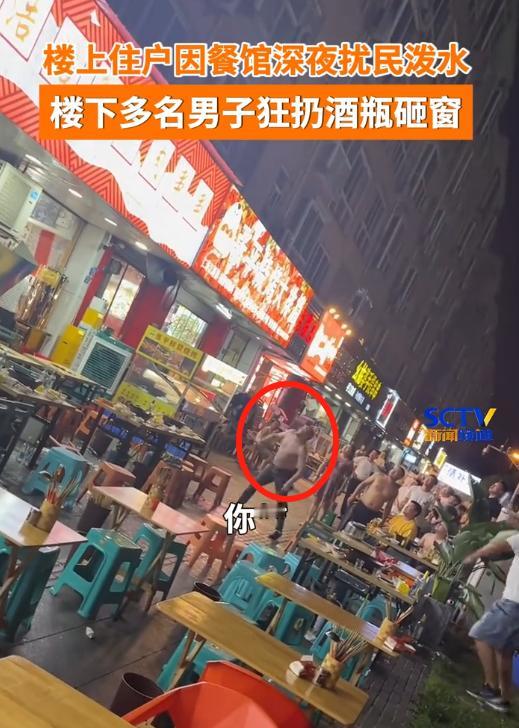 “闹大了！”四川成都，一群光膀男子在烧烤摊喝酒，谁知，说话声却惹得楼上不满，直接