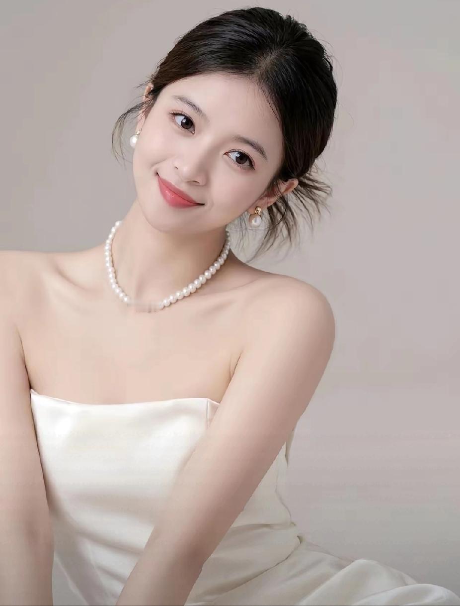 优雅珍珠项链，甜美笑容，温柔气质，完美搭配！