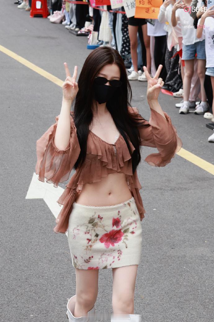 虞书欣折角腰虞书欣瘦成折角腰念相思片场双重暴击！古装仙气蚌精，私服短上衣直接露出