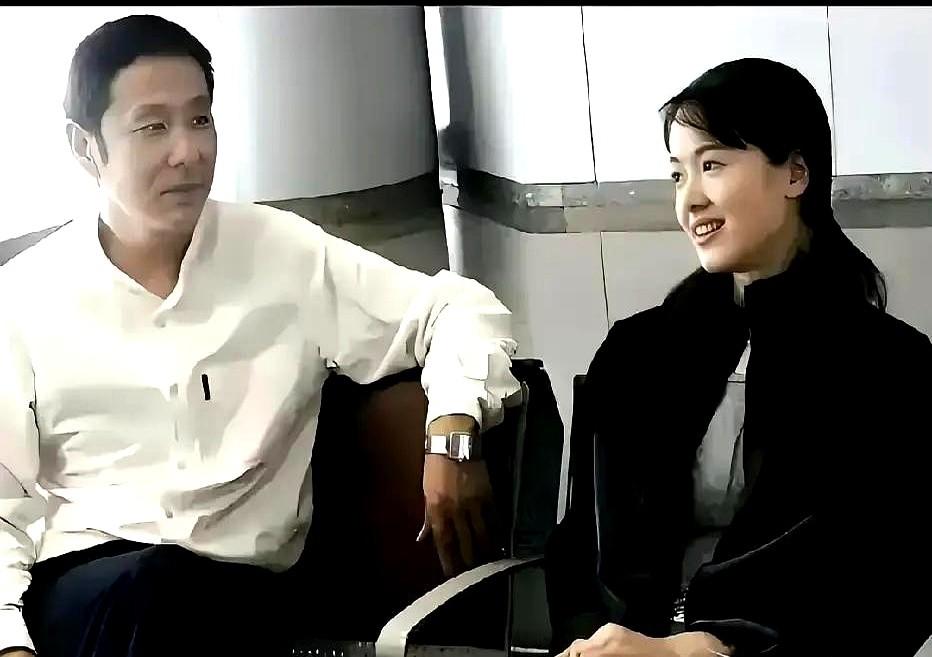 别说陈道明了，换谁都得看呆。

一张旧照，陈道明看向左小青的眼神火了！那种直勾勾