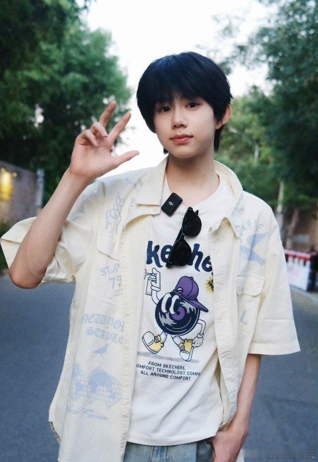  清爽少年模样干净治愈，生日合照满是青春朝气，祝陈奕恒岁岁欢愉步步生花陈奕恒我们