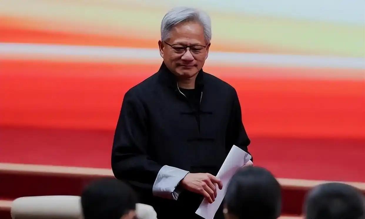 黄仁勋前脚说"我是中国人"，转身就给了一记闷棍
2025年7月，黄仁勋来北京，穿