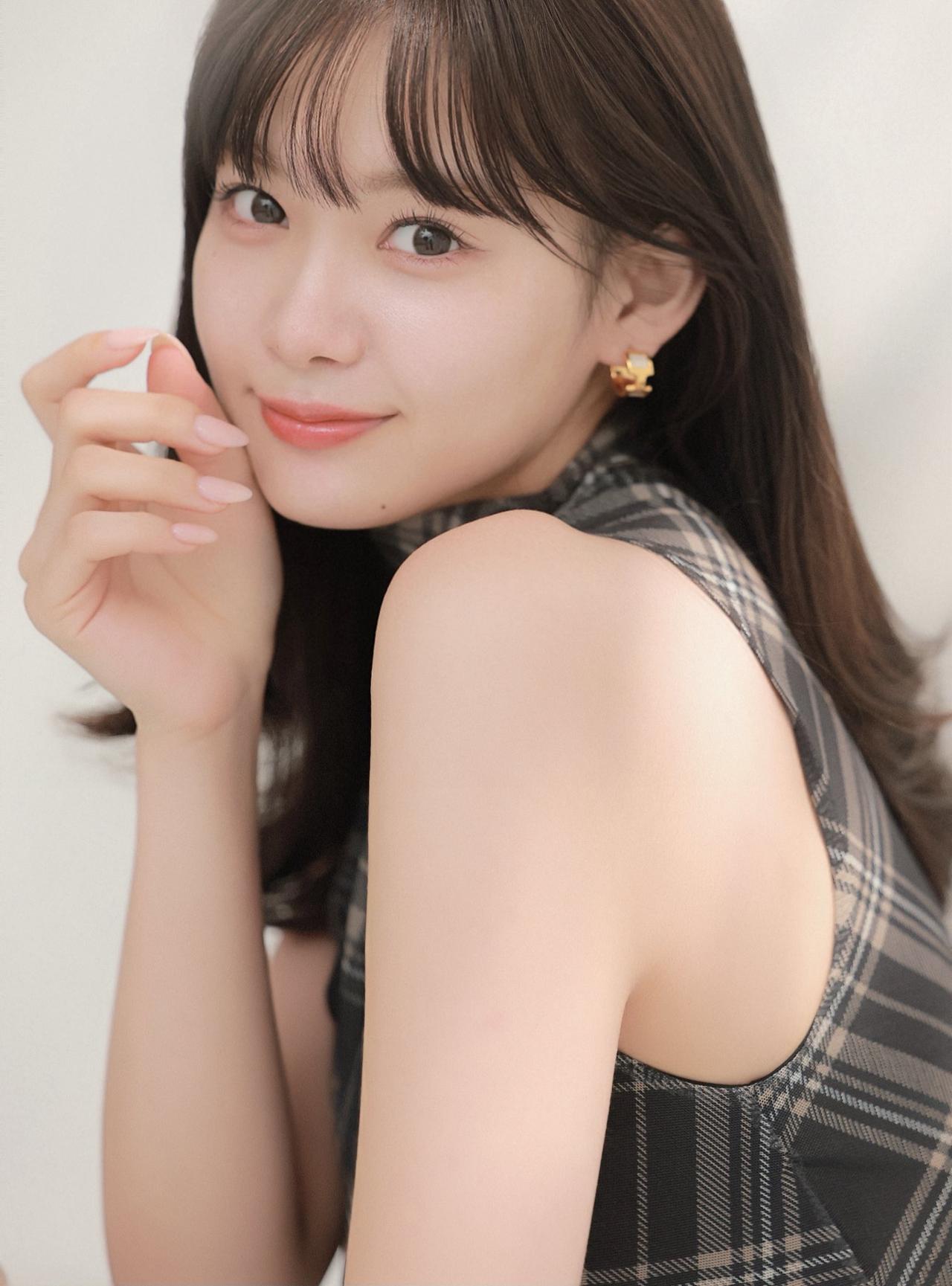 玉颜如花，笑靥如春。