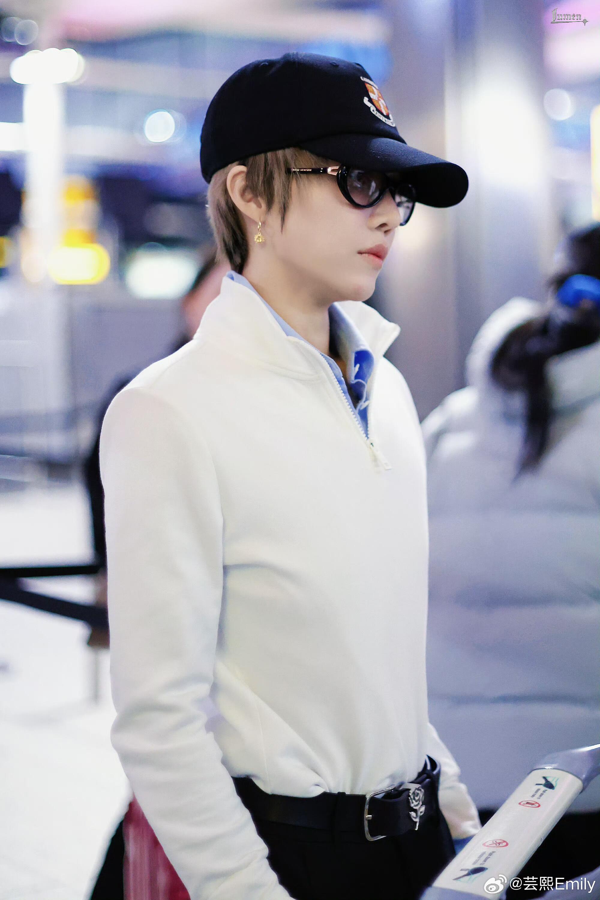 刘雨昕回国！让人眼前一亮的清爽感~刘雨昕今天从伦敦回国啦！！机场身着半拉链白色上