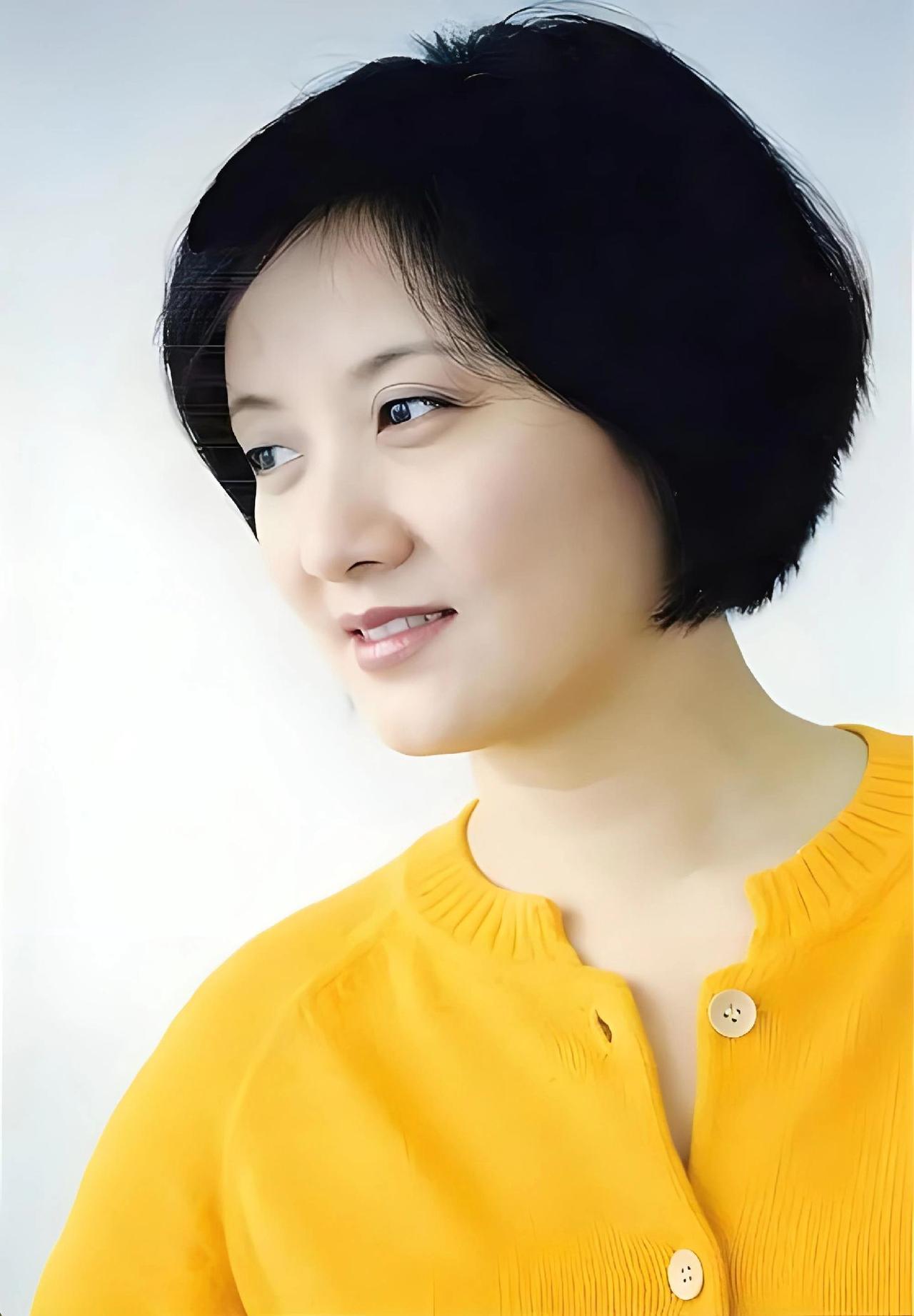 邓婕说自己在《红楼梦》中饰演的王熙凤遭同行妒忌，这部戏拍了三年，她忍了三年。

