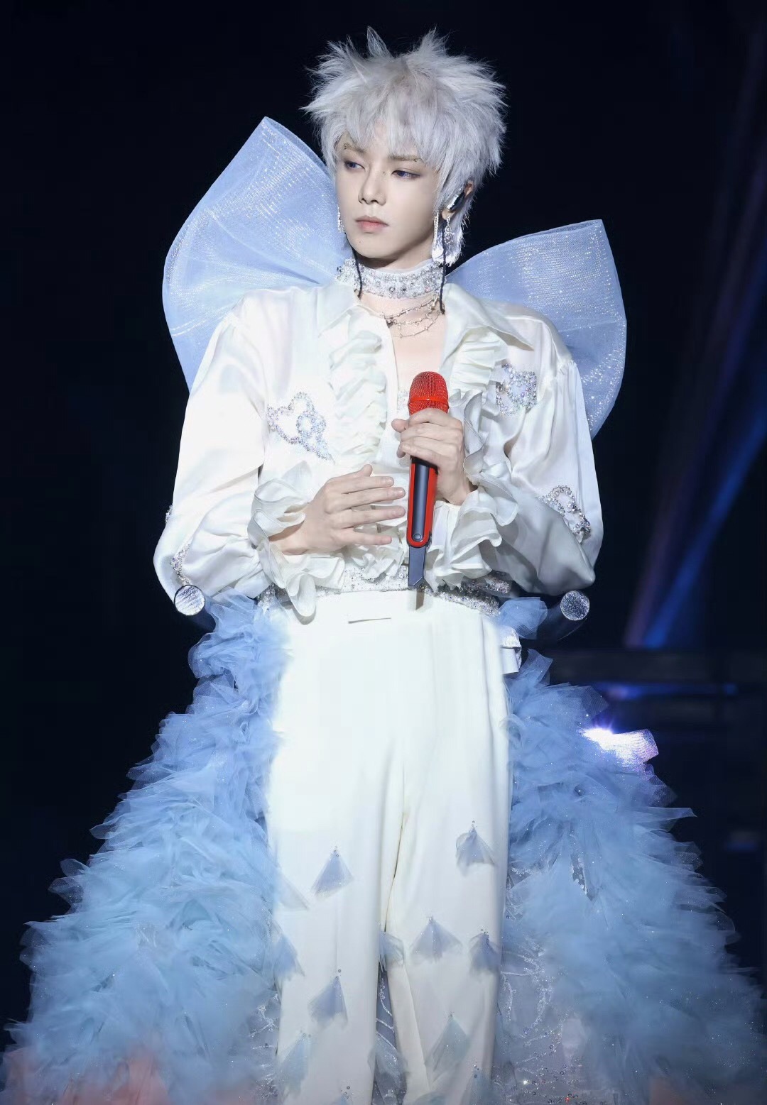 你和我说这是华晨宇华晨宇演唱会造型真的很多很敢很大胆也很漂亮～ ​​​