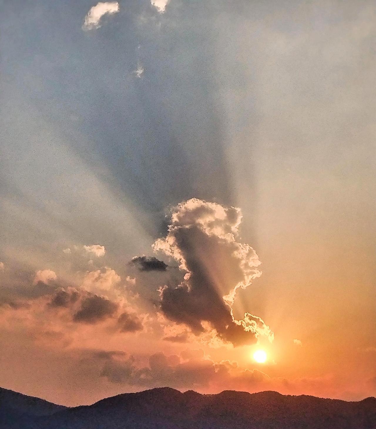 夕阳西下，霞光万道，自然魅力。