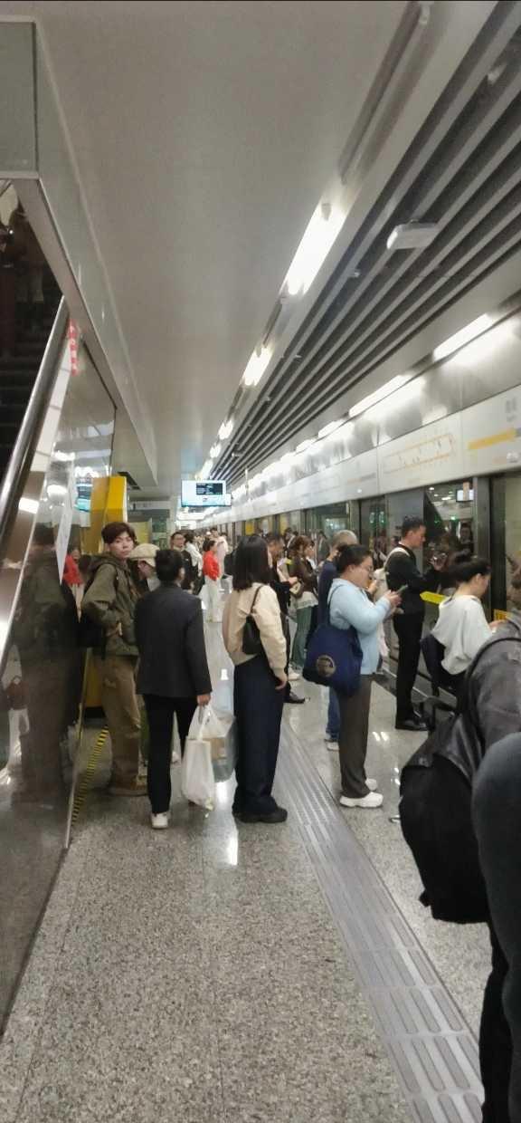 网友，2025年10月25日（周六）18:30分，重庆环线，内环南湖站候车客流（