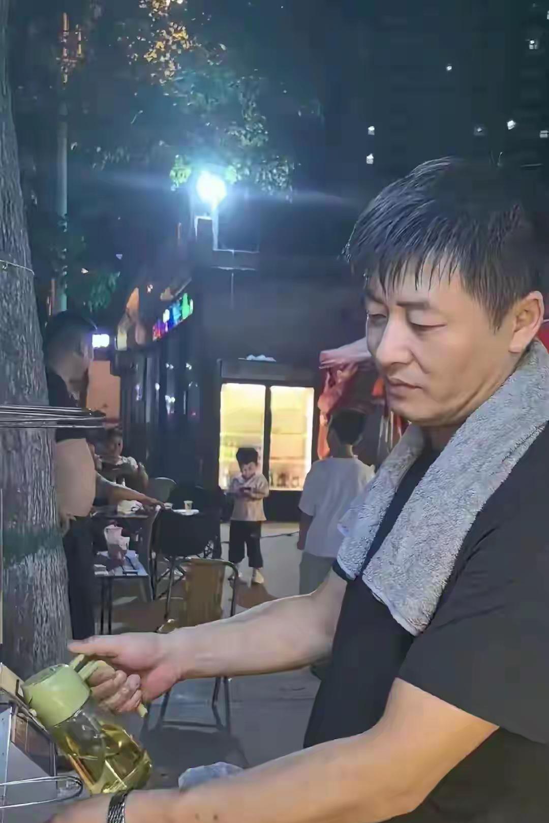 你还真别说，这哥们还真挺像张雪峰的，刚刚出来一个长的像马斯克的，这又出来一个张雪