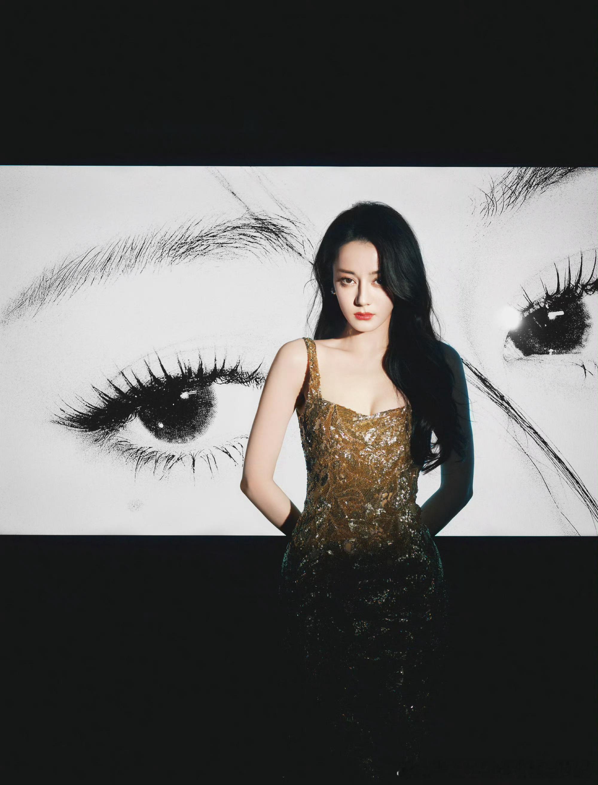 也不怪热巴粉丝想让金鹤龙去时装周金鹤龙画的迪丽热巴 好多出圈造型，发挥的比王亚飞