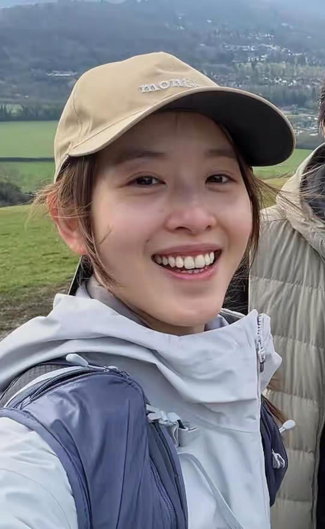 章泽天素颜徒步雪山，黑眼圈明显却笑容灿烂，坚持登顶拍照。她近期推出第二期播客，采