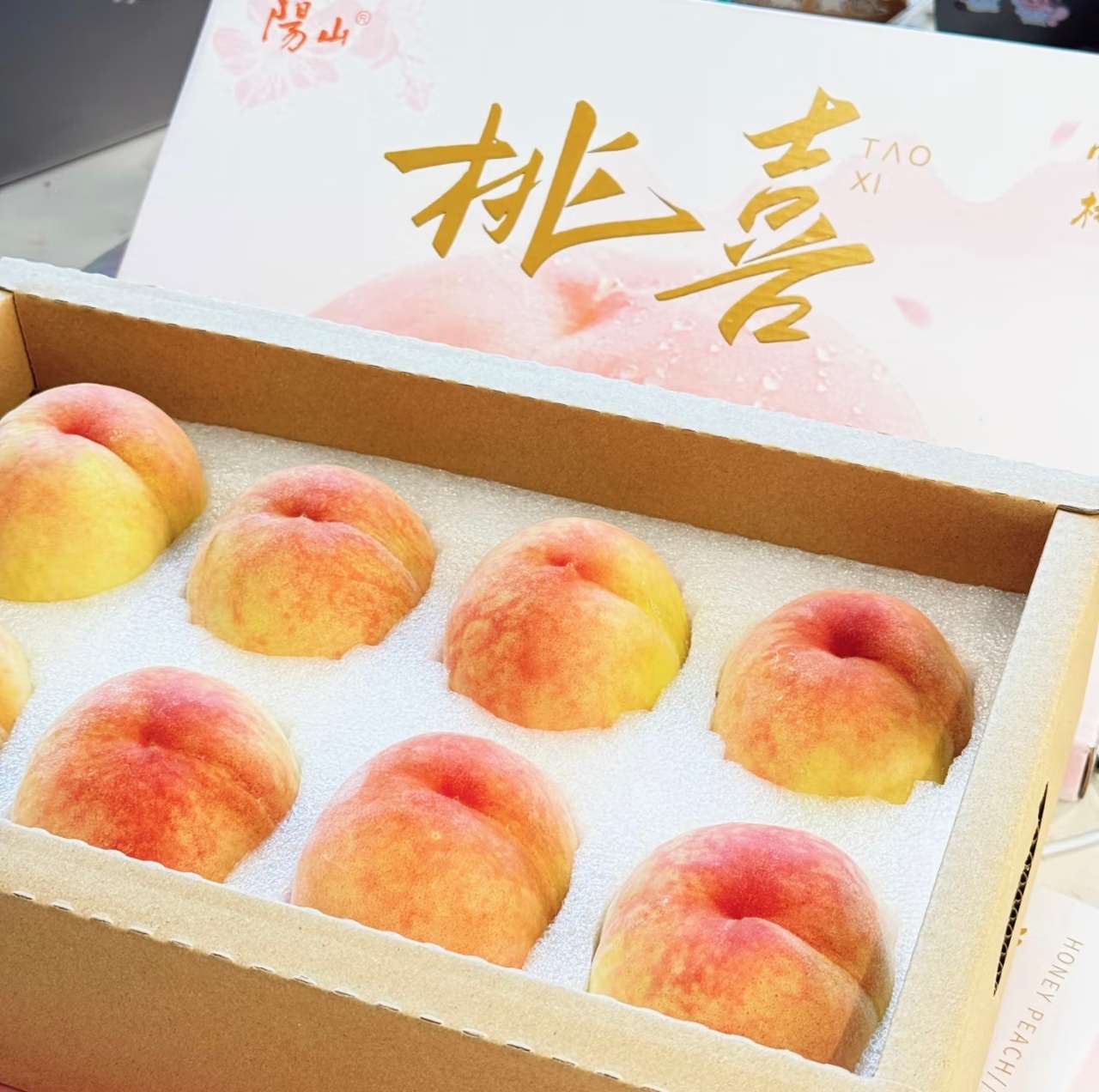 张凌赫请开推吃水蜜桃长这么大还没有吃过无锡水蜜桃呢，也不知道好不好吃！张凌赫居然