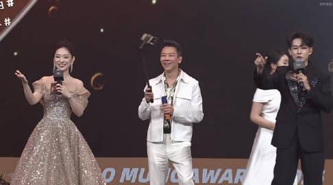 陶喆在WMA当官摄 陶喆这波操作太绝啦！在微博音乐盛典现场直接化身官摄，拿着自拍