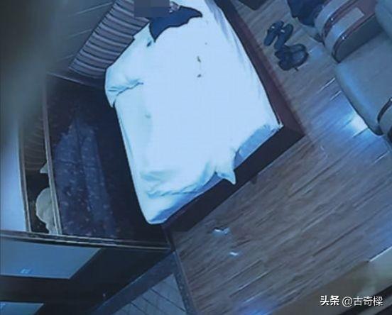 情侣正在酒店亲密，突然被酒店员工开窗，隐私全被看见！

近日，南京南站附近某酒店