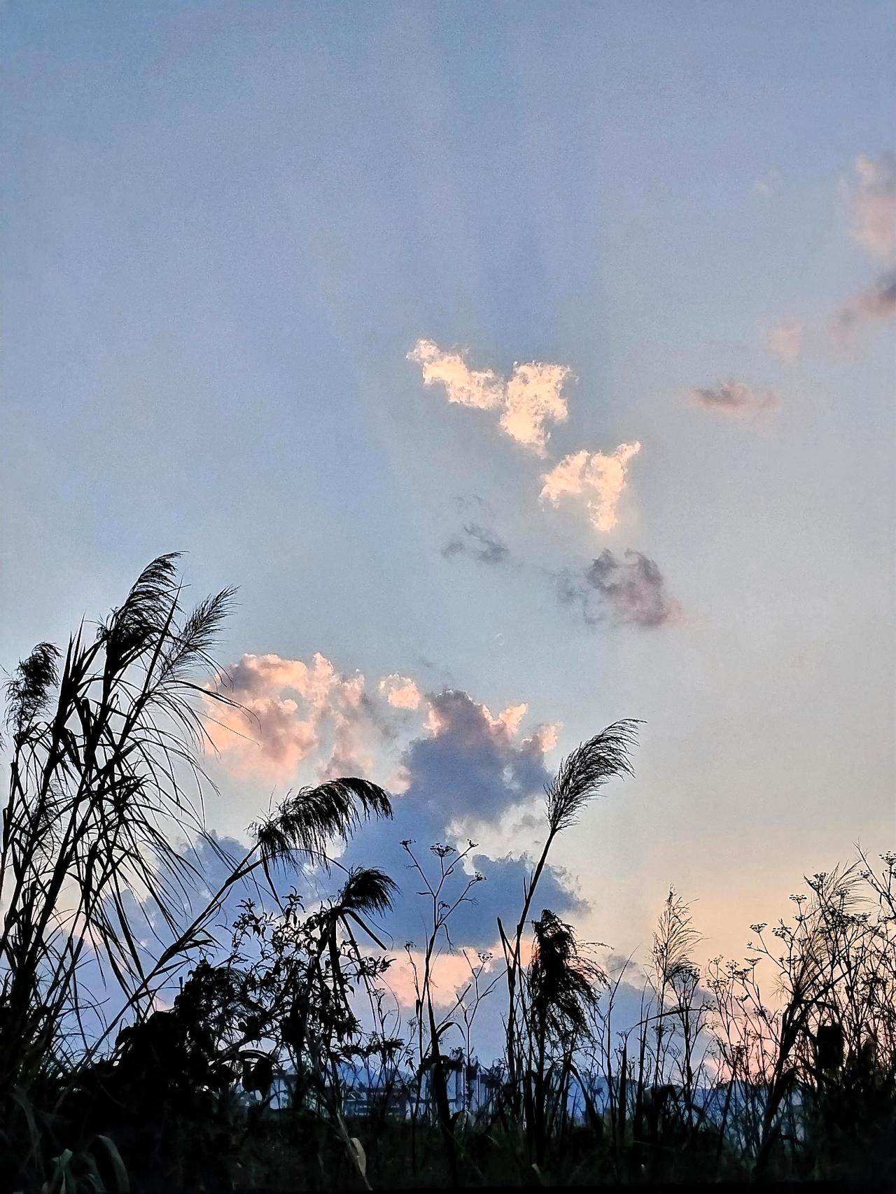 夕阳西下，云卷云舒，宁静美好。