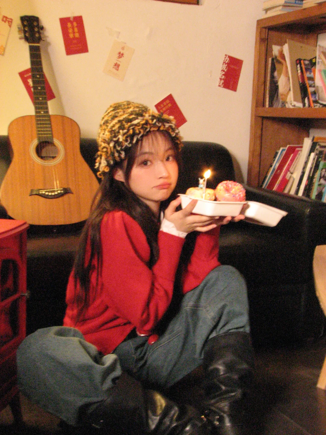 糖屑沾了光，红毛衣衬得她笑更甜🍩