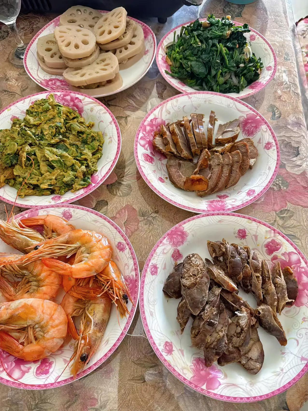 残冬凛冽
北风呼啸
阳光明媚
冰雪照耀
小菜一吃
白酒蘸料
御寒良药
共度春宵