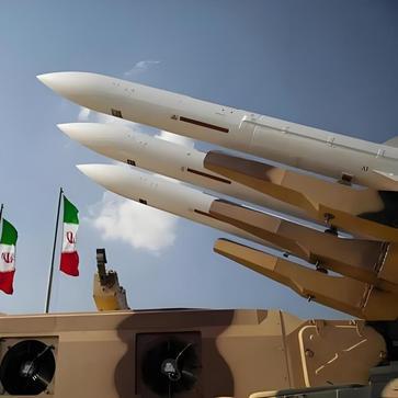 《波斯湾新“航母杀手”亮相！伊朗神秘导弹城曝光，美军被迫后退千公里》
---
伊