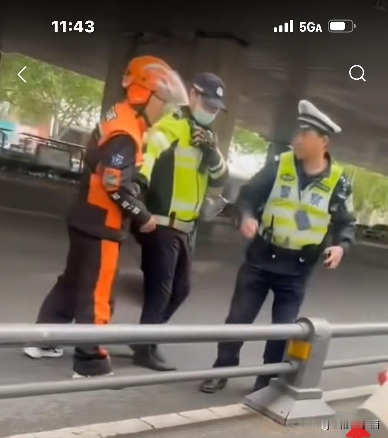 外卖小哥违规骑行，被帽子叔叔拦下，
由于赶时间，他怒气冲冲，
竟拳打脚踢帽子叔叔