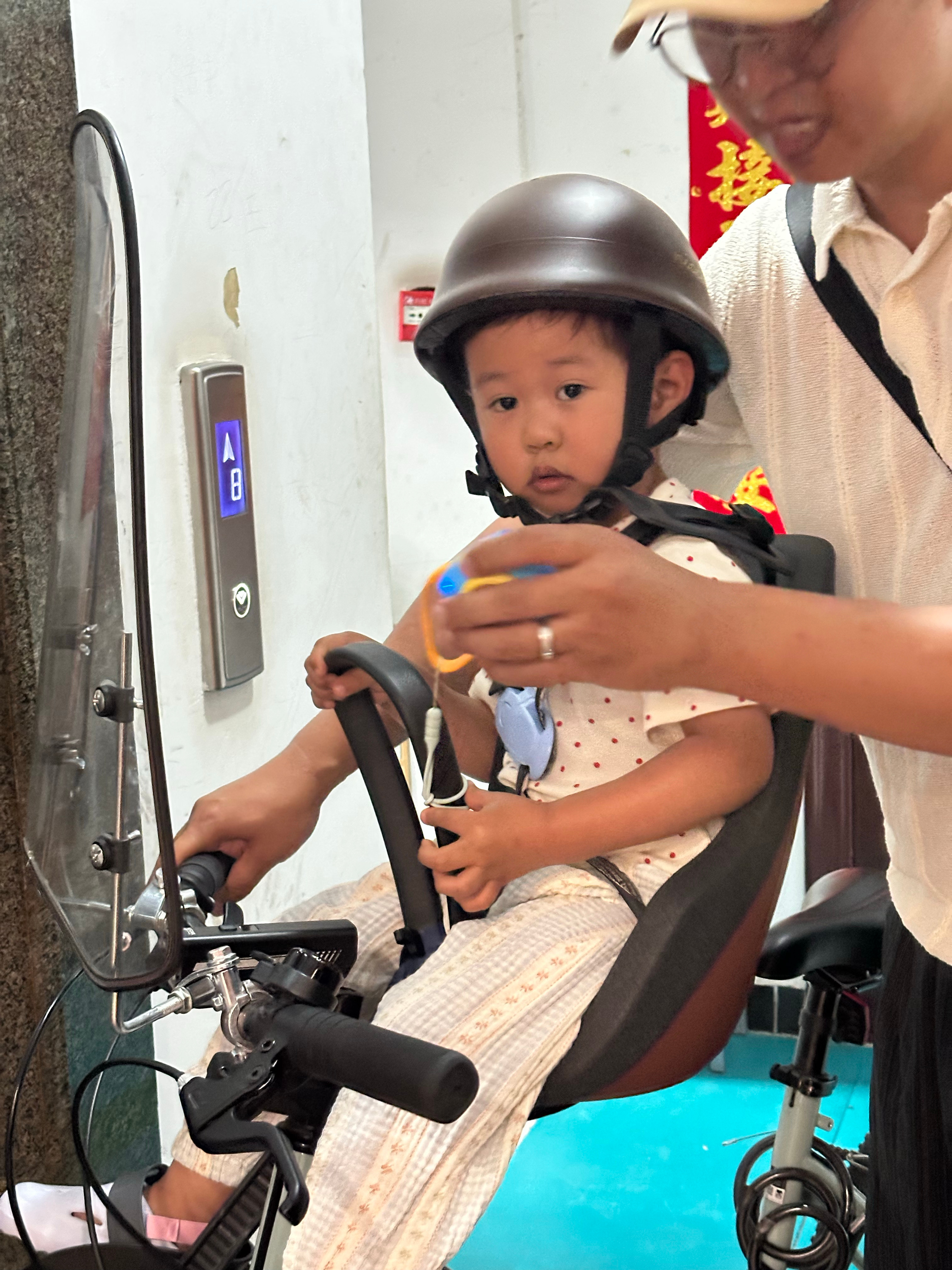 跟爸骑车去椰奶家了，坐这上面对比感觉孩子真的比小时候变大只了，车座好像到了极限。