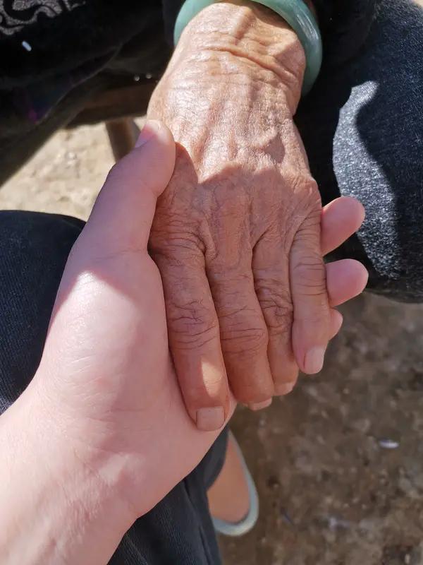 当你老了，坐在院子晒太阳回想一生，最自豪的事儿和钱、房没啥关系。
我觉得，没亏欠