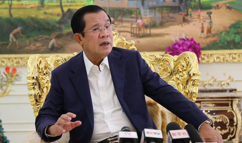 柬埔寨总理洪森近日接受新华社记者采访时，对中华人民共和国成立70周年表示热烈祝贺