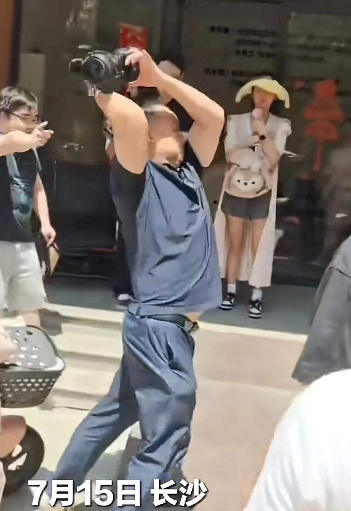 怒砸摄像机的老板
也是吃了没文化的亏！
 
长沙那位老板怒砸记者设备的事，最近闹