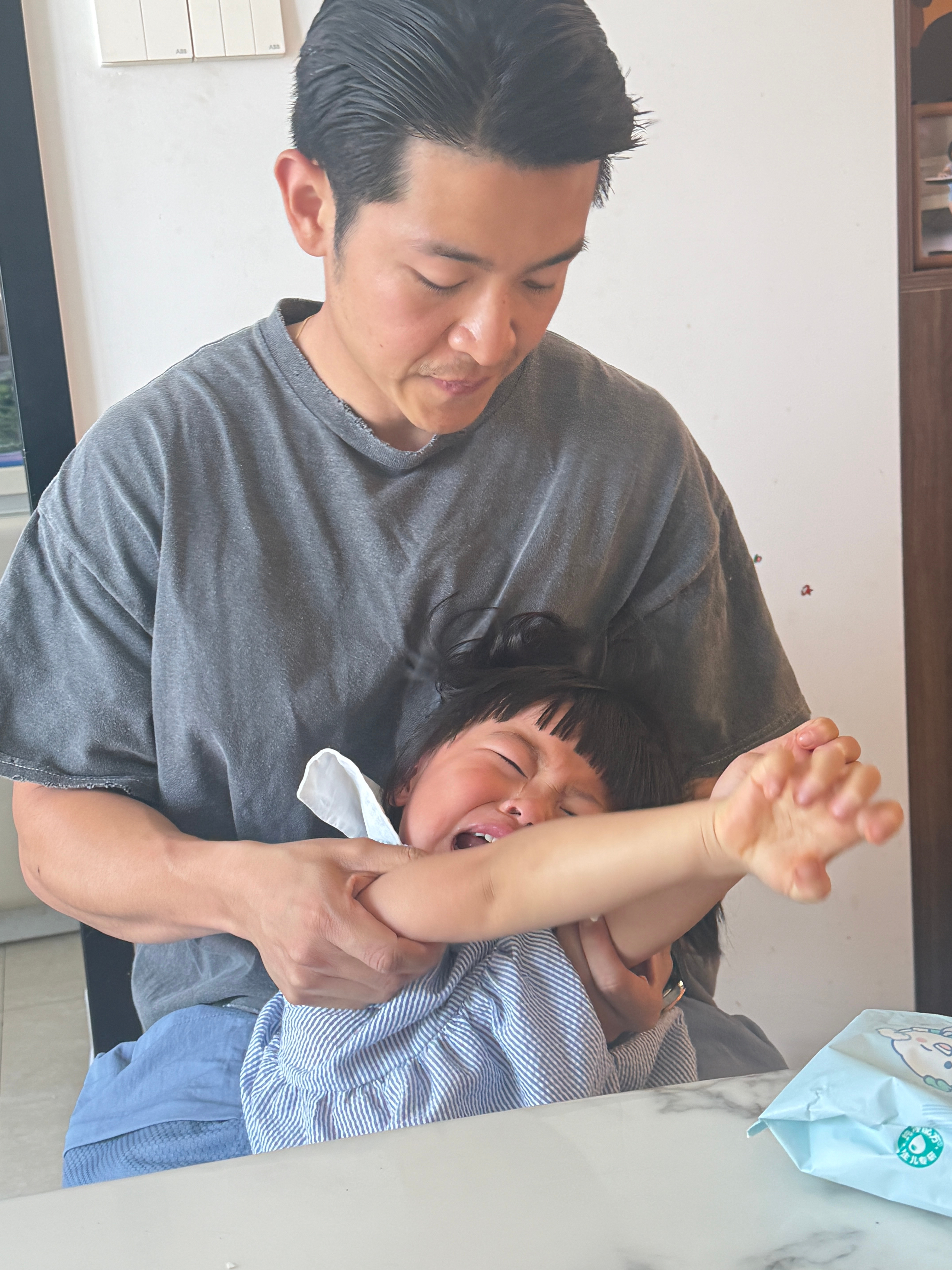 球把咖啡粉撤了撒一地，旅蛙让她清理，球不肯，哇哇哭。旅蛙演讲半天，球宝同意吸尘吸