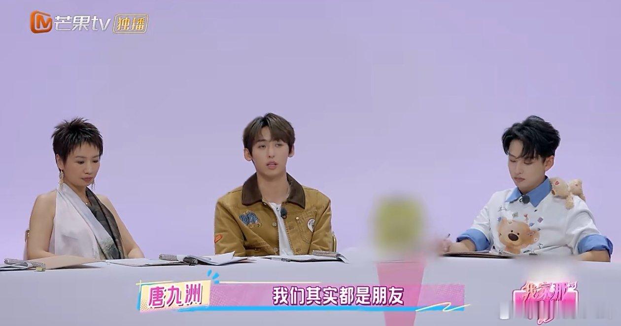 罗予彤承认自己普通 舞台上罗予彤是耀眼的存在，私下却藏着自卑。素人选秀入圈，社交