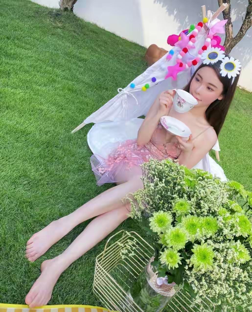 名媛蔡天凤和方媛曾是好朋友。
共有美貌的两人命运却不同。
蔡天凤本是白富美，恋爱