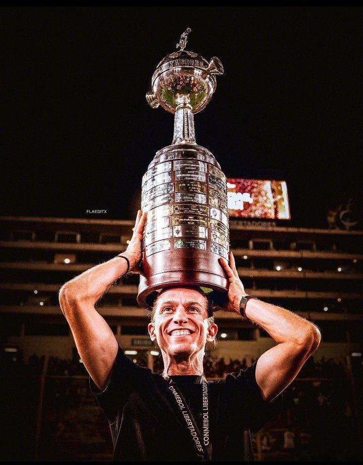 【未来的巴西名帅苗子】弗拉门戈与主教练菲利佩续约至2027年年底，这名少帅带队1