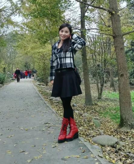 小时候，觉得五十多岁的女人好老了。不仅满脸皱纹，皮肤腊黄，还头发花白，身材臃肿不