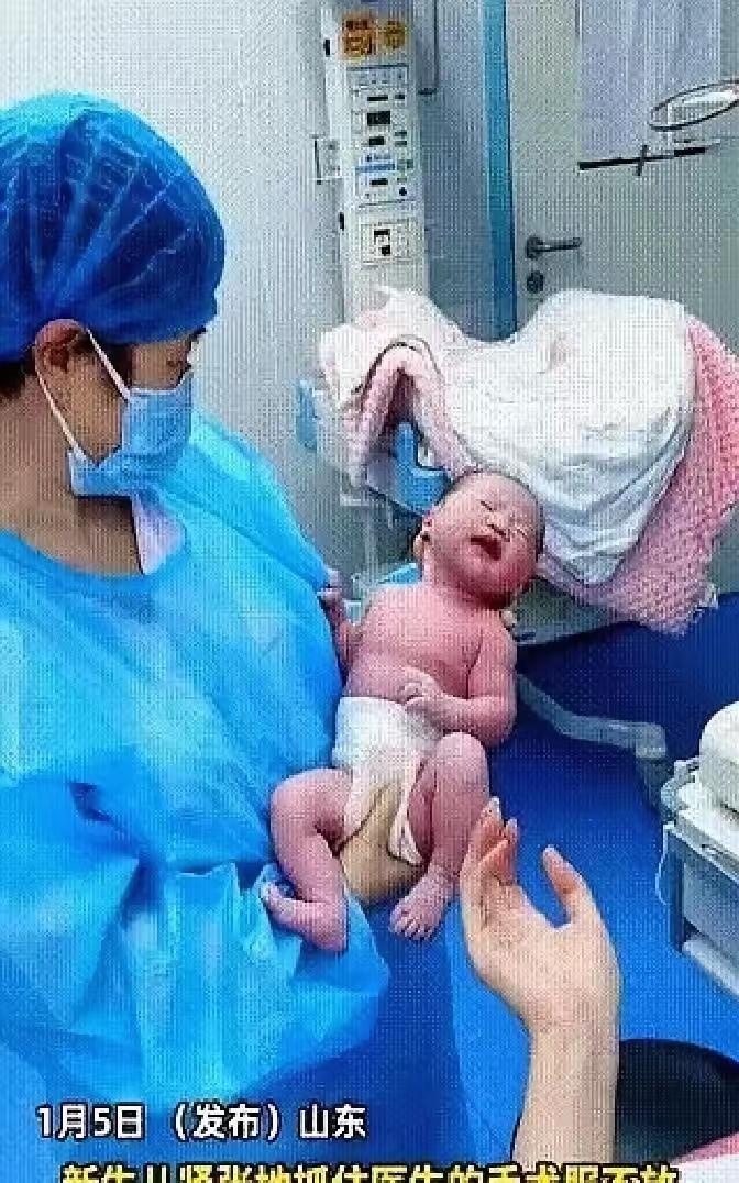 山东护士刚接完生，对着男婴轻轻一句“跟妈妈打个招呼”，小家伙居然伸手抓住她衣角，
