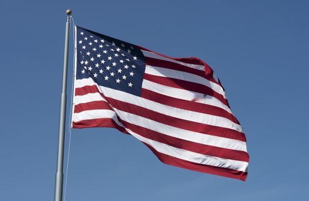 一个在全球霸权与内部撕裂的拉扯中，既张扬又矛盾的超级大国。