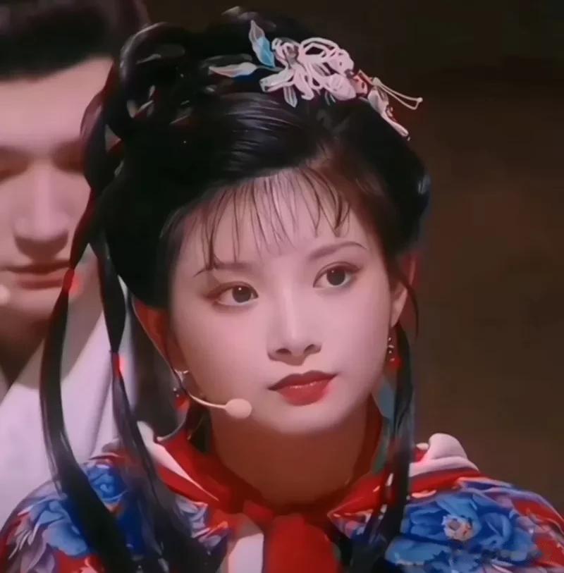 湖南台的某位主持人，Cosplay薛宝钗，大家觉着怎样？漂亮吗？
当然要是拿她和