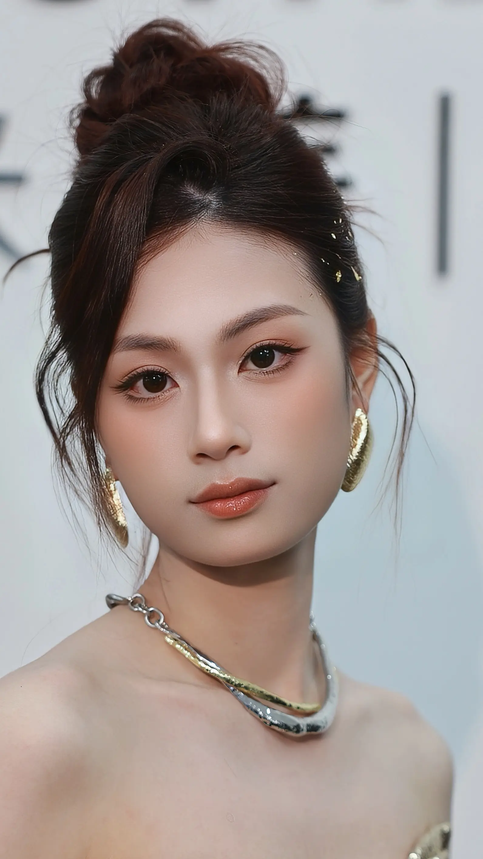 自信与美的结合  妆造模特 摄影分享 金色晚礼造型