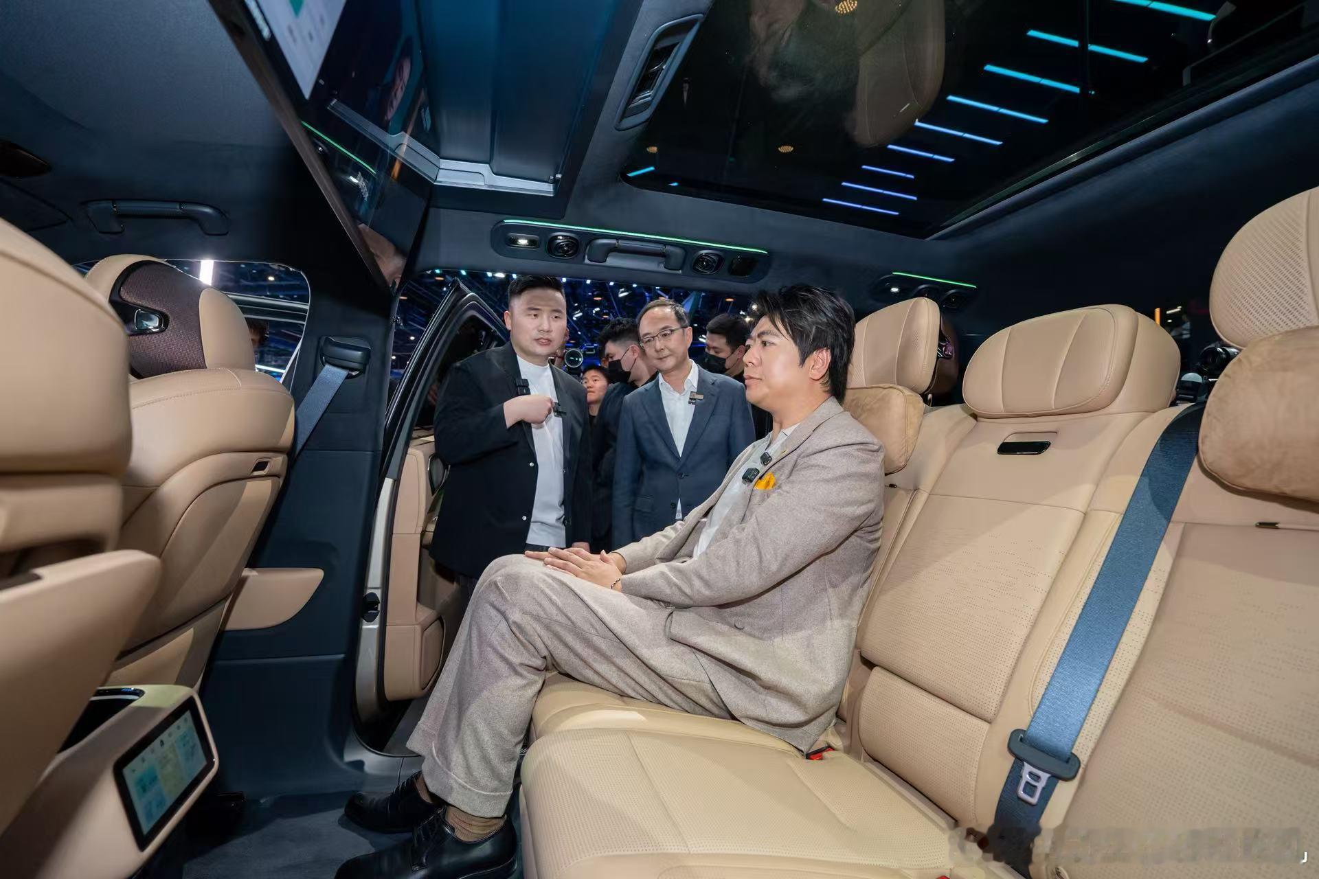 北京车展首日来了不少名人，也包括撒贝宁和朗朗。这两位分别是钢琴界和主持人界的顶流