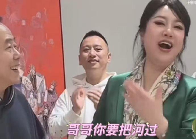 潘长江再唱成名曲过河  当潘长江和刘春梅的《过河》再次响起，心中的喜悦之情难以言