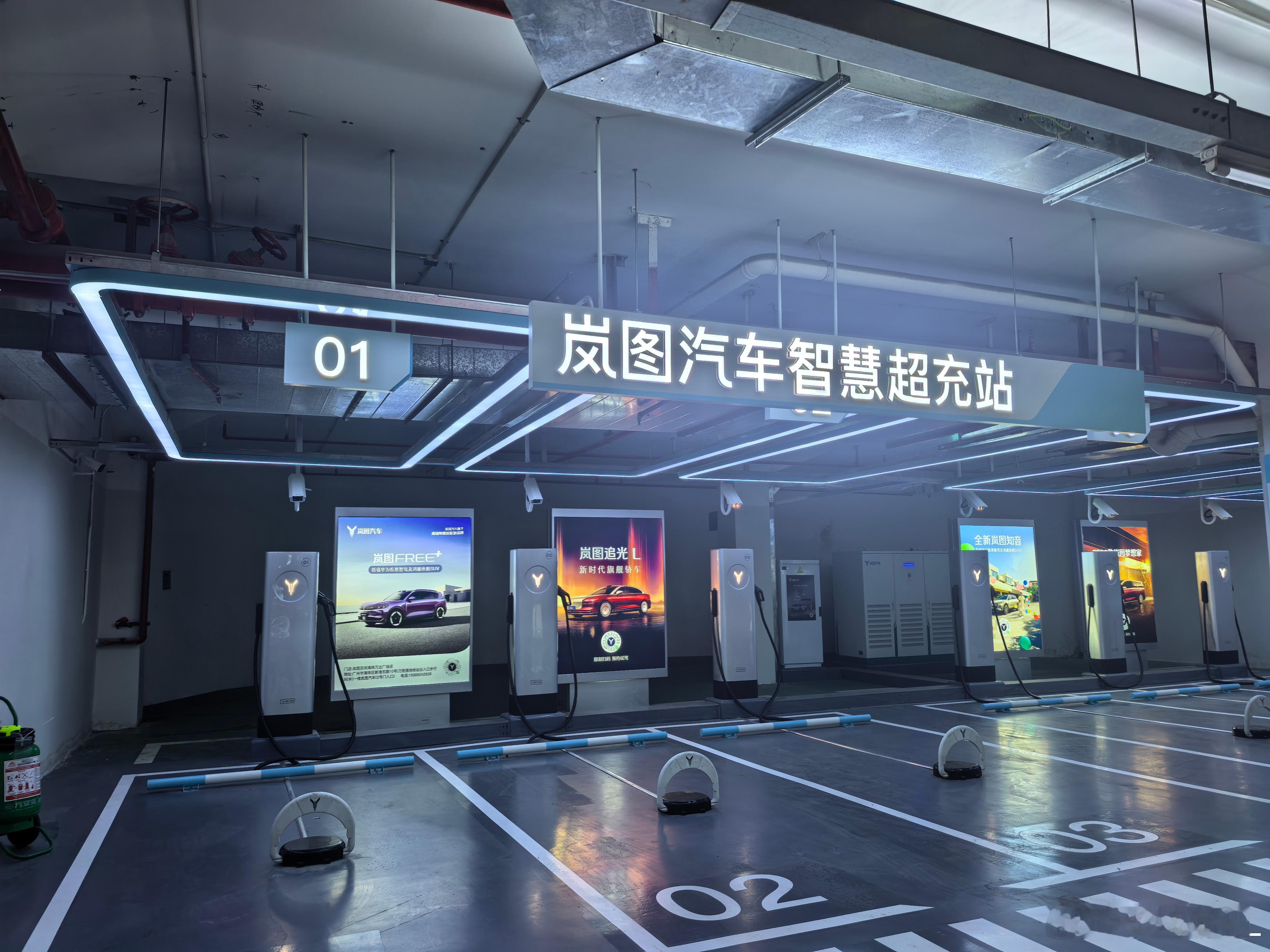 岚图的超充站能见度也越来越高了。 